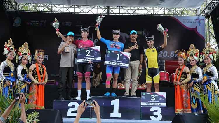 Etape ketiga International Tour de Banyuwangi Ijen (ITdBI) 201 menjadi milik pembalap asal Jepang, Kakeru Omae. Rider asal Aisan Racing Team ini menyelesaikan etape ketiga dengan catatan waktu 2 jam 36 menit 53 detik.