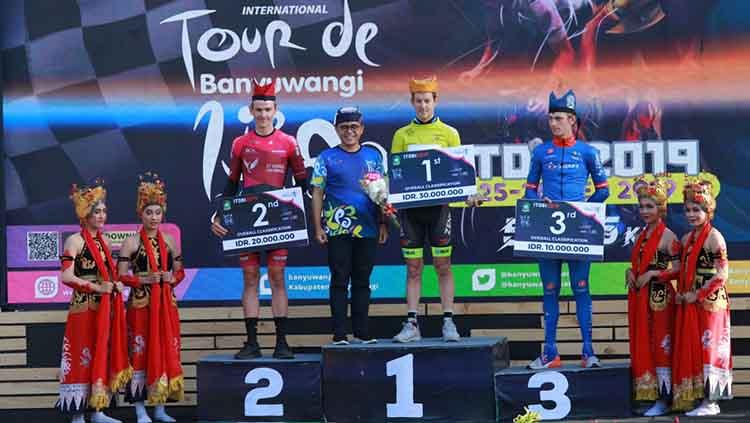 Etape terakhir menjadi penentu Robbie Hucker sebagai juara umum International Tour de Banyuwangi Ijen (ITdBI) 2019, Sabtu (28/9/2019). - INDOSPORT