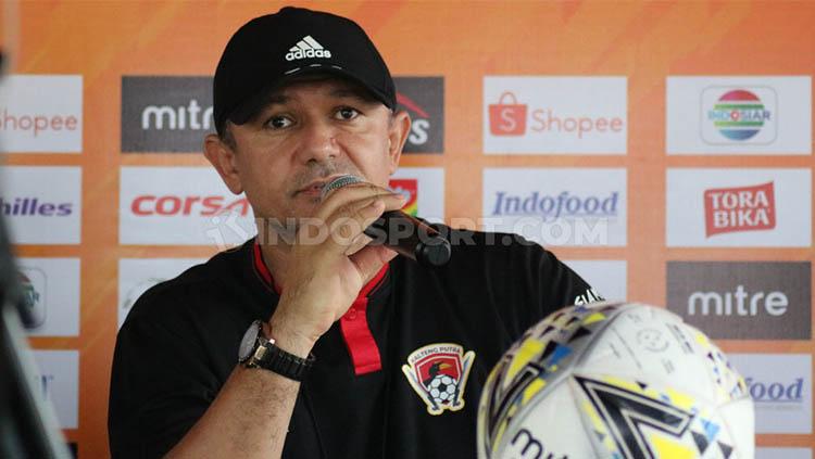 Pelatih Kalteng Putra, Gomes de Oliveira, dalam jumpa pers menjelang laga Liga 1.
