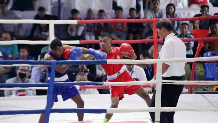 Petinju Sulsel, Yosua Masihor (sudut merah) meraih medali emas 52 kg Pra PON XX seri I 2019 di Stadion Gelora Kie Raha, Ternate. Yosua juga dinobatkan sebagai Petinju Terbaik Putra pada kejuaraan tersebut. - INDOSPORT