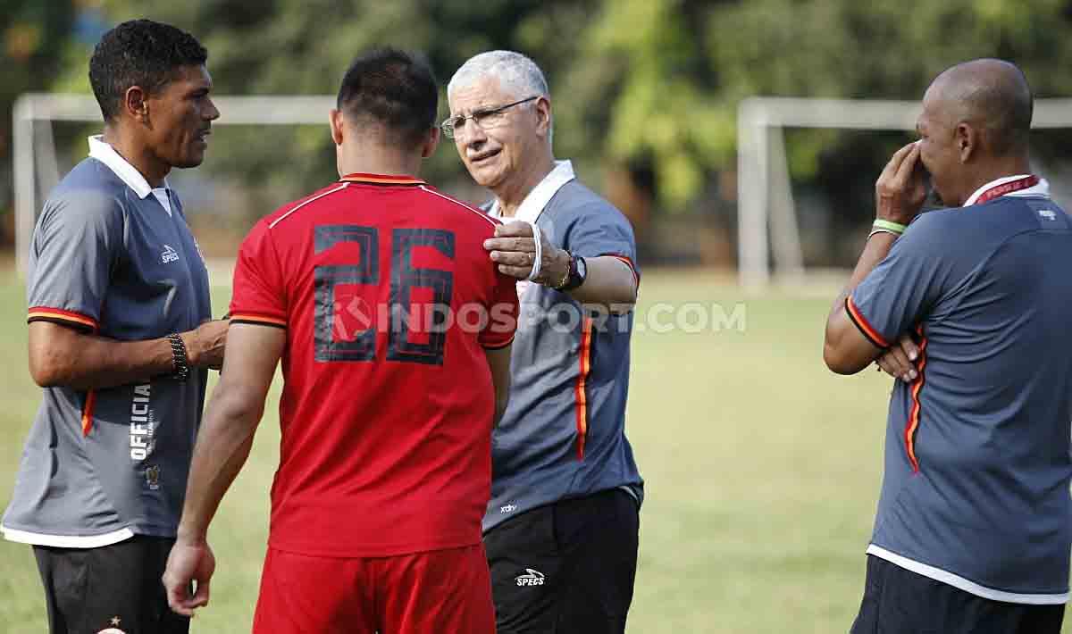Edson Tavares langsung memimpin latihan perdana Persija Jakarta setelah diresmikan sebagai pelatih baru.