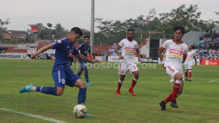 Salah satu pemain PSIS Semarang tengah memberikan umpan. - INDOSPORT
