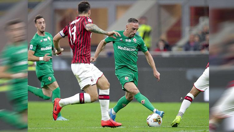 Aksi Franck Ribery di laga AC Milan vs Fiorentina, Senin (30/09/19). Copyright: twitter.com/acffiorentina