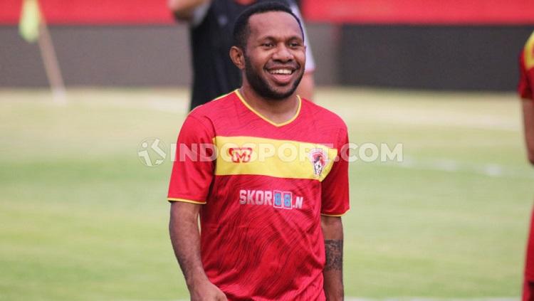 Ferinando Pahabol saat masih memperkuat Kalteng Putra. Foto: Nofik Lukman Hakim - INDOSPORT