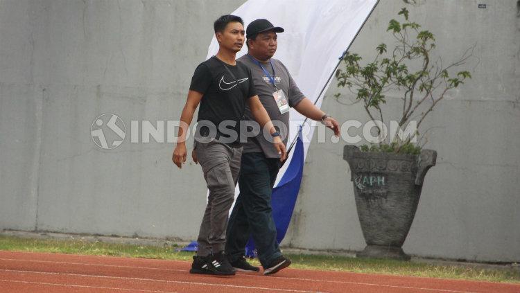 Ketua Panpel PSIS Semarang, Danur Rispriyanto (hitam), saat berkeliling Stadion Moch Soebroto bersama wakil ketua Pujianto.