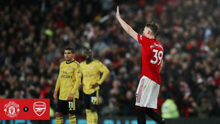 Scott McTominay saat melambaikan tangan ke arah penonton di laga Man United vs Arsenal. Copyright: Twitter.com/@ManUtd