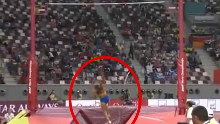 Atlet Swedia Angelica Bengtsson terjatuh saat mengikuti kompetisi. - INDOSPORT