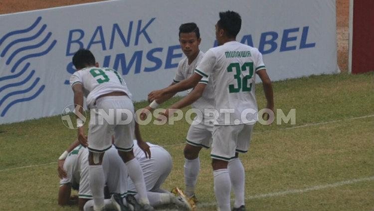 Muhammad sujud syukur karena berhasil mencetak gol buat keunggulan PSMS Medan atas Sriwijaya FC.