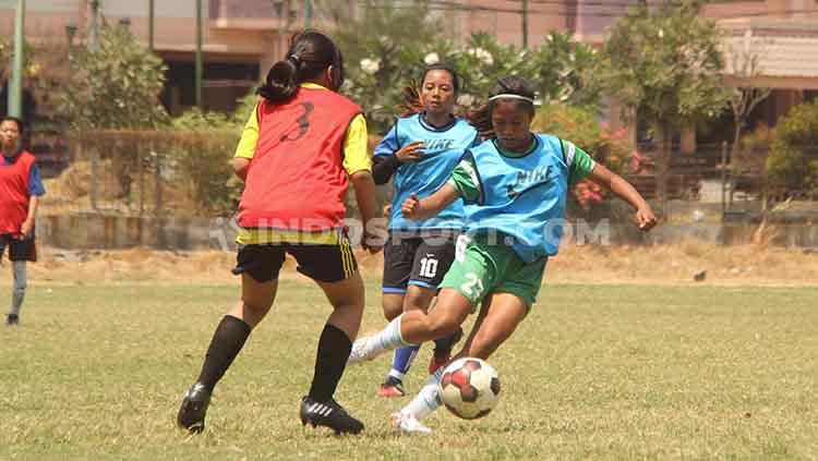 Peserta seleksi Persebaya Putri di Lapangan Ngelom