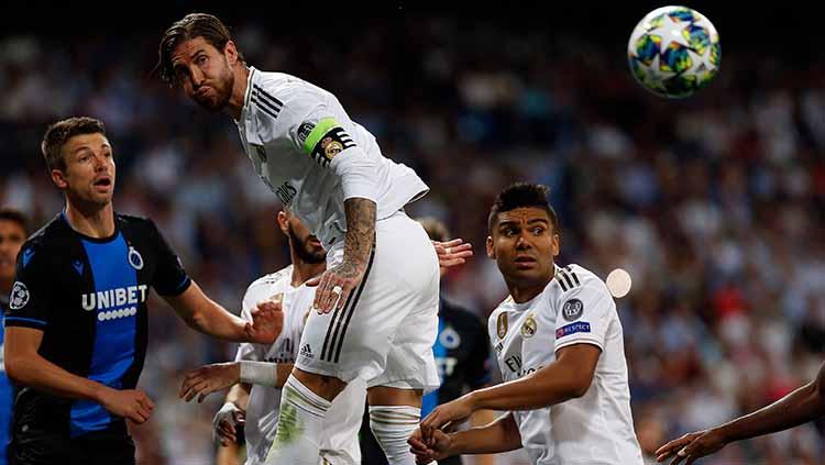 Sergio Ramos berhasil mengamankan bola lewat sundulannya Copyright: Manu Reino/SOPA Images/LightRocket via Getty Images