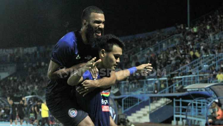 Selebrasi gol Muhammad Rafli bersama Comvalius. Copyright: Ian Setiawan/INDOSPORT