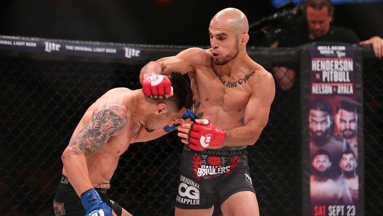 Georgi Karakhanyan (kanan) kalah dalam 8 detik ketika melawan AJ McKee. - INDOSPORT