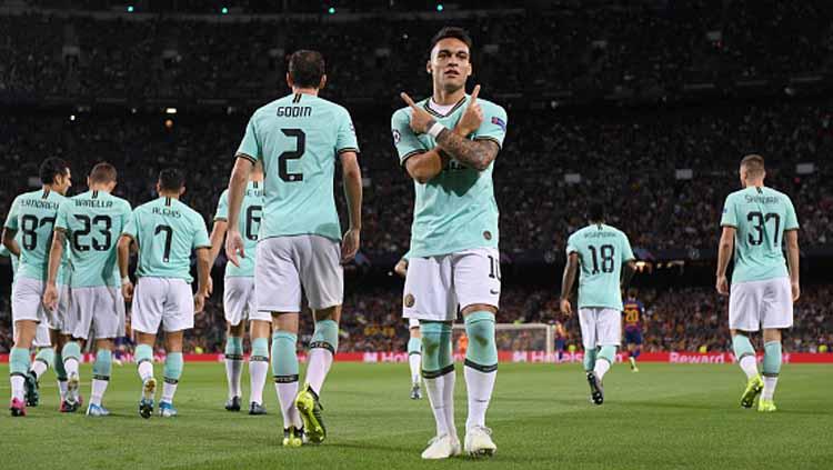 Selebrasi Lautaro Martinez saat unggulkan Inter Milan atas Barcelona di babak pertama Copyright: Alex Caparros/Getty Images