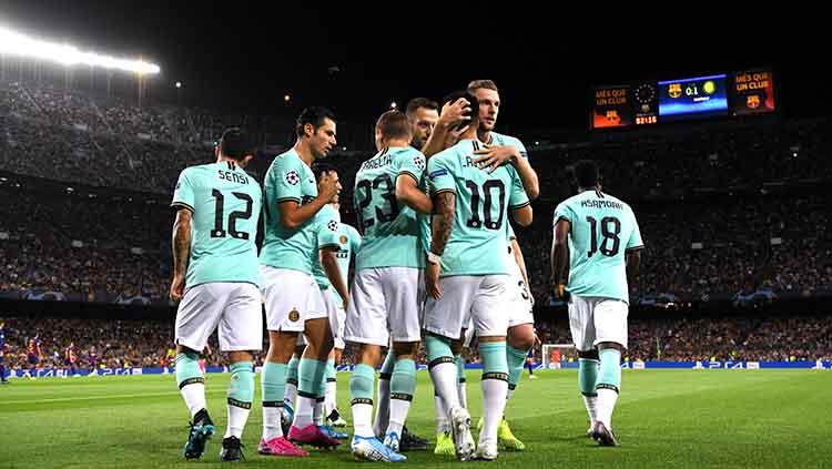 Para pemain Inter Milan berhasil membobol gawang Barcelona lewat tendangan Lautaro Martinez pada laga kedua fase grup Liga Champions di Camp Nou, Kamis (03/10/19).