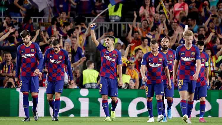 Pemain Barcelona usai melakukan selebrasi setelah Luis Suarez mencetak gol pada laga kedua fase grup Liga Champions di Camp Nou, Kamis (03/10/19).