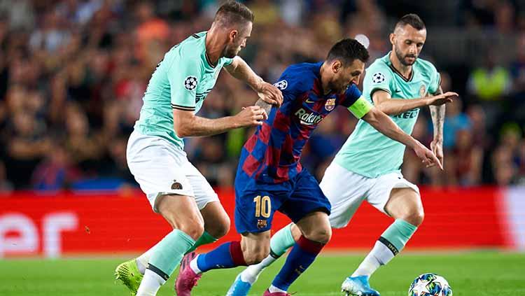 Lionel Messi dikawal ketat dua pemain Inter Milan pada laga kedua fase grup Liga Champions di Camp Nou, Kamis (03/10/19). Copyright: Quality Sport Images/Getty Images