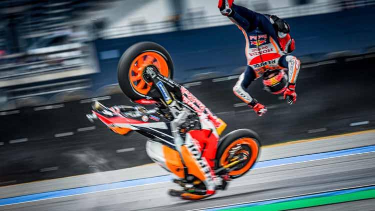 Betapa mengerikannya kecelakaan yang dialami oleh pembalap Honda, Marc Marquez saat beraksi di MotoGP Spanyol. Hal itu bisa dilihat dari video slow motion. - INDOSPORT