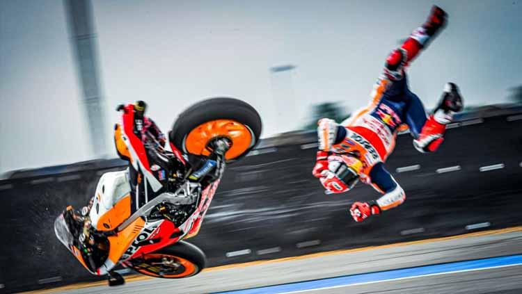 Pembalap Repsol Honda, Marc Marquez, mengalami kejadian tak terduga saat beraksi di MotoGP Spanyol yang dilangsungkan pada hari ini, Minggu (19/07/20). - INDOSPORT