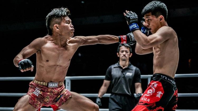 Adrian Papua Bad Boys Mattheis bertarung di ring MMA.