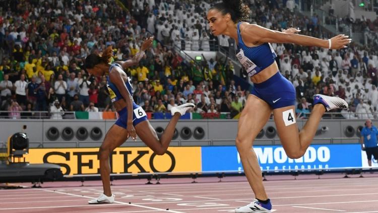 Pelari Amerika Serikat, Dalilah Muhammad (nomor punggung 4) mendapatkan medali emas di nomor lari rintangan 400 m putri dalam Kejuaraan Dunia 2019 di Qatar