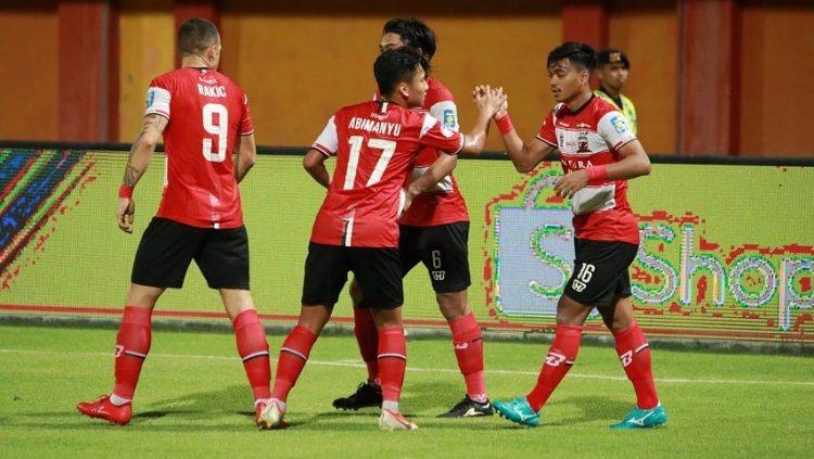 Syahrian Abimanyu melakukan selebrasi bersama Madura United di pertandingan Liga 1 2019. Copyright: www.instagram.com/syahrian.abimanyu