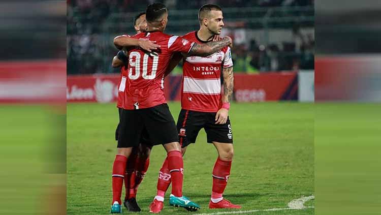 Diego Assis, Beto Goncalves dan Aleksandar Rakic melakukan selebrasi usai cetak gol ke gawang Persib Bandung di pertandingan pekan ke-22 Liga 1 2019, Sabtu (05/10/19) malam WIB Copyright: Madura United ofisial