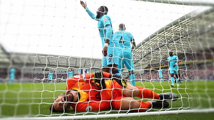 Kiper Tottenham Hotspur, Hugo Lloris mengalami cedera saat Brighton & Hove Albion versus Tottenham Hotspur Copyright: Bryn Lennon/Getty Images