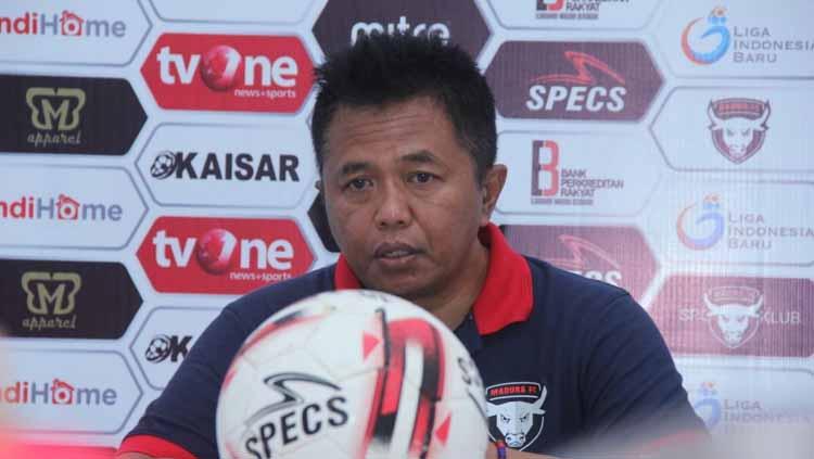 Agus Yuwono, pelatih Madura FC mengeluhkan teror yang dilakukan oknum suporter Persik Kediri.