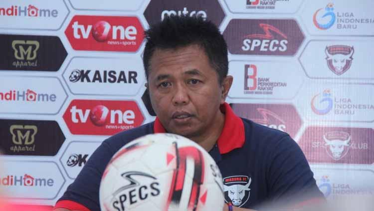 Agus Yuwono, pelatih Madura FC mengeluhkan teror yang dilakukan oknum suporter Persik Kediri. - INDOSPORT