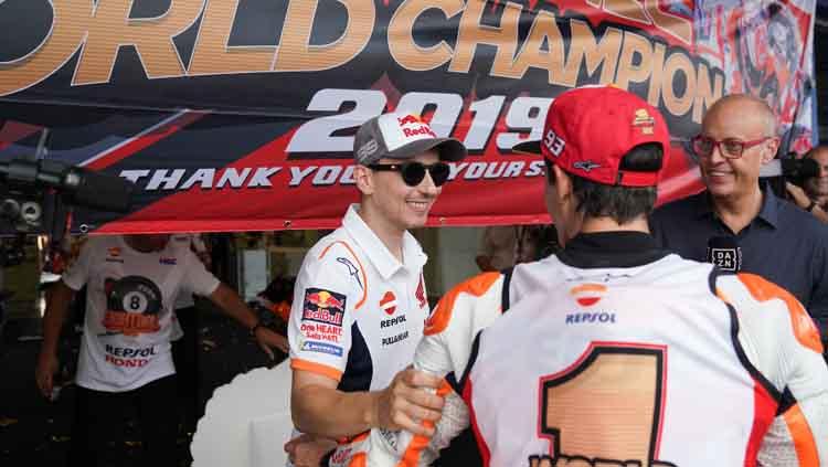 Jorge Lorenzo memberikan selamat kepada Marc Marquez usai meraih gelar juara dunia MotoGP 2019.