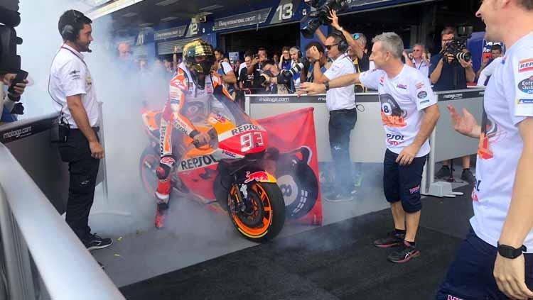 Marc Marquez asapi penonton dan awak media saat merayakan kemenangan podium juara MotoGP Thailand 2019.