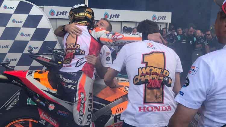Marc Marquez memeluk salah satu tim keluar sebagai juara dunia MotoGP 2019.