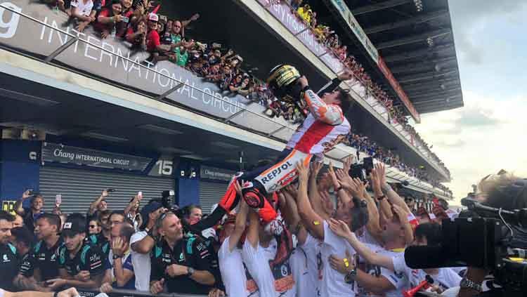 Tim Repsol Honda berusaha melempar Marc Marquez usai menjadi yang tercepat di MotoGP Thailand 2019.