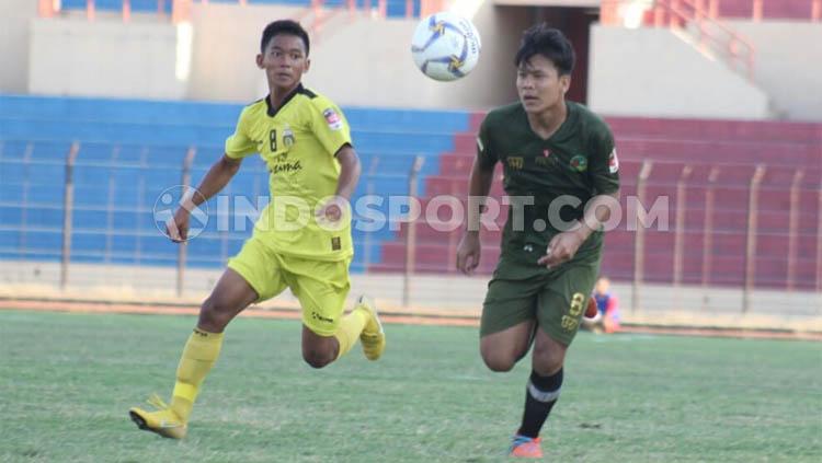 Pemain Bhayangkara FC, Frezy Al Hudaifi (kiri) berebut bola dengan gelandang Tira-Persikabo U-16, Riski Paganta Ginting pada final Elite Pro Academy 2019 di Stadion Sultan Agung, Bantul, Minggu (06/10/19).