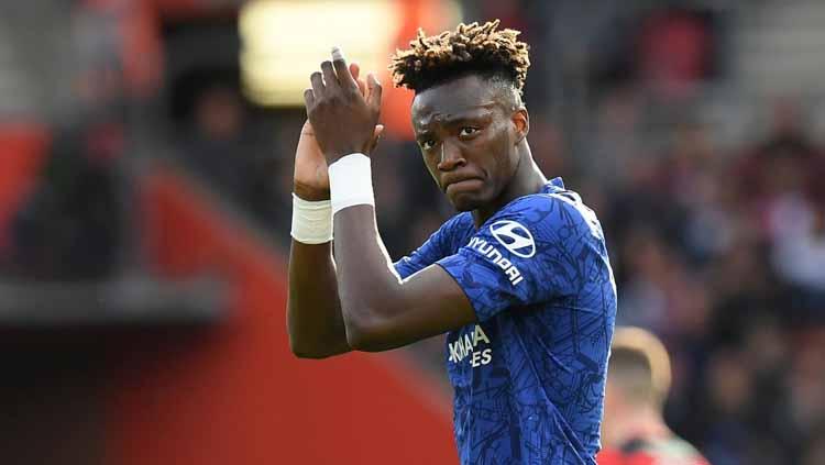 Tammy Abraham ucapkan terima kasih kepada suporter usai melawan Southampton Copyright: Darren Walsh/Chelsea FC via Getty Images