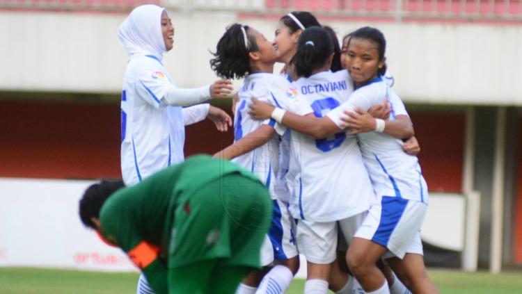 Persib Bandung Putri merayakan kemenangan telak 5-0 atas PSS Sleman Putri di laga perdana Liga 1 Putri 2019, Senin (7/10/19) kemarin. - INDOSPORT
