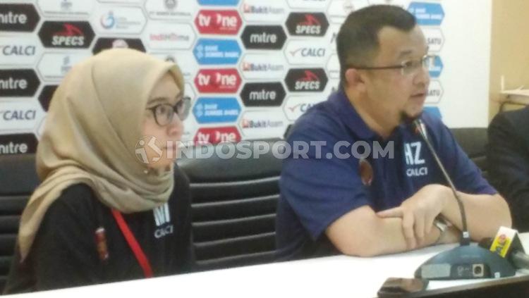 Manajer Sriwijaya FC Hendri Zainuddin memberikan keterangan awak media terkait besaran bonus pada pemain. Copyright: Muhammad effendi/INDOSPORT