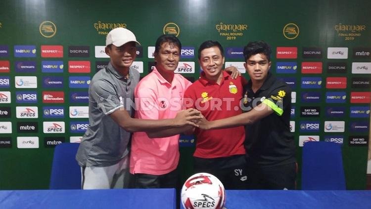 Pelatih dan pemain Barito Putera serta Bhayangkara FC saat berfoto bersama dalam jumpa pers di Inna Grand Bali Beach Hotel, Selasa (8/10/19) siang. Foto: Nofik Lukman Hakim