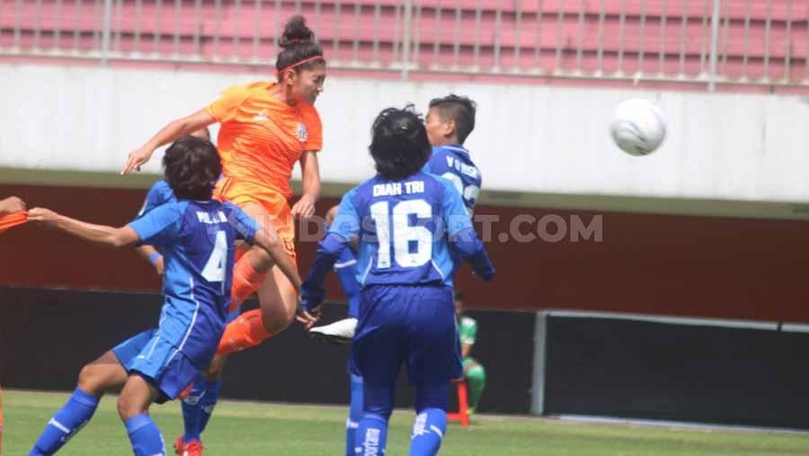 Pemain Persija Jakarta, Putri Zahra Muzdalifah jadi bintang kemenangan 2-1 atas Persib Bandung. Bomber imut itu mencetak brace dalam laga di Stadion Maguwoharjo, Rabu (09/10/19). - INDOSPORT