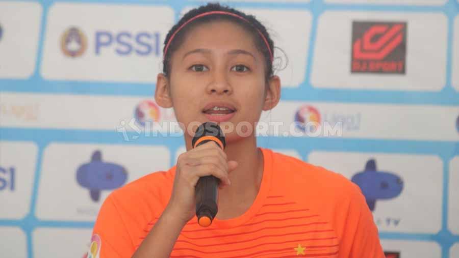 Pemain Timnas Putri Indonesia, Zahra Muzdalifah, blak-blakan mengaku jika ia harus latihan saat musim dingin, apakah itu klub di Jepang? - INDOSPORT