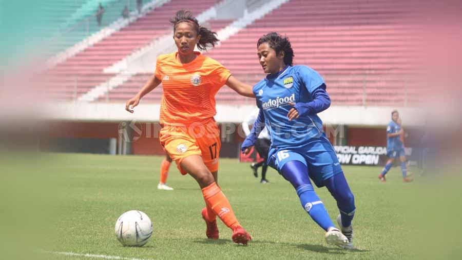 Laga pertandingan Persija Jakarta Putri versus Persib Bandung Putri.