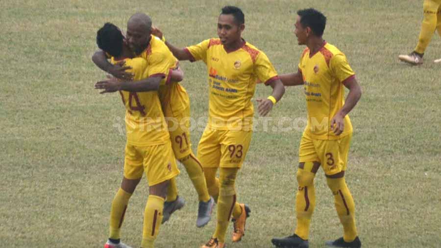 Pemain Sriwijaya FC, Yohanis Nabar usai mencetak gol ke gawang Blitar Bandung United.