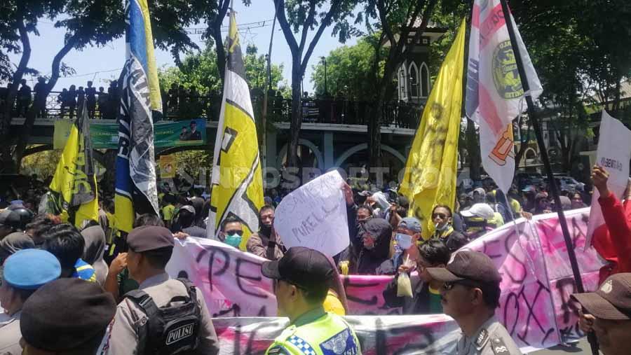 Ultras Gresik menggelar aksi di depan gedung DPRD Kabupaten Gresik pada Rabu (9/10/19).