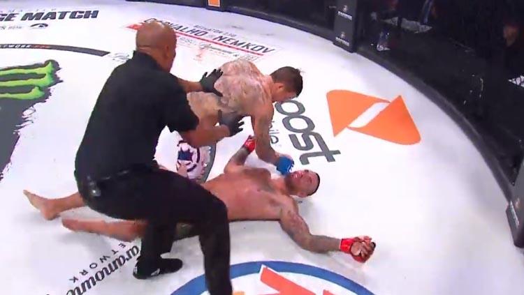Tony Johnson berhasil membuat lawannya, Joe Schilling terkapar - INDOSPORT