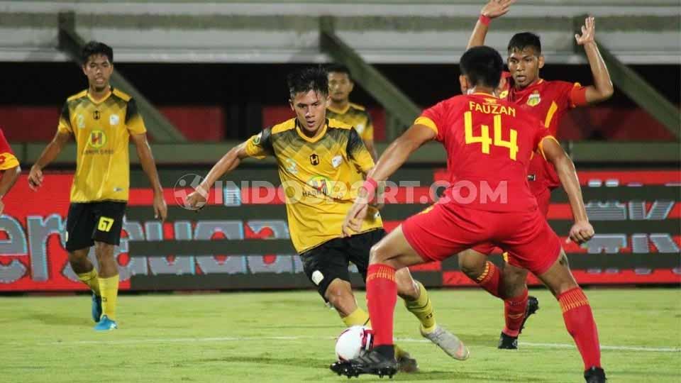 Pemain Barito Putera, Kahar Musakkar saat merayakan gol ke gawang Bhayangkara FC dalam babak semifinal Elite Pro Academy Liga 1 U-10 2019 di Stadion Kapten I Wayan Dipta, Gianyar, Rabu (9/10/19) malam.