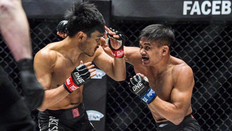 Atlet gulat Indonesia, Eko Roni Saputra (kanan) dalam pertandingan debutnya di ajang One Championship 2019. - INDOSPORT