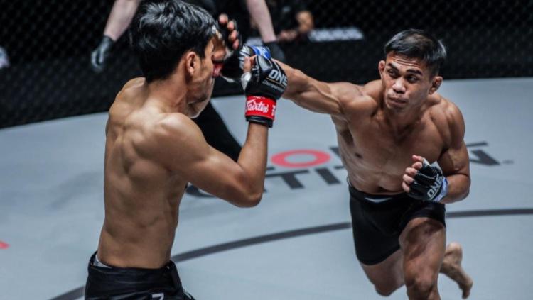 Atlet gulat Indonesia, Eko Roni Saputra (kanan) dalam pertandingan debutnya di ajang One Championship 2019.