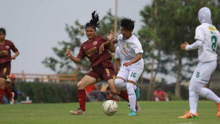 Pemain PSM Makassar Putri, Magdalena Unyet (merah), berebut bola dengan pemain Bali United di pertandingan Liga 1 Putri 2019, Rabu (09/10/19) sore. - INDOSPORT