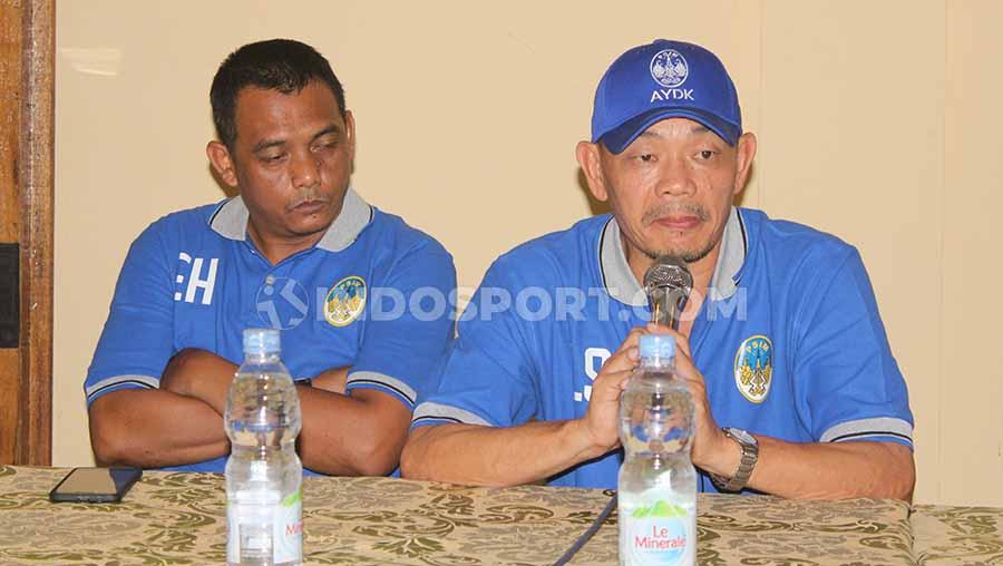 Manajemen PSIM Yogyakarta resmi memperkenalkan Liestiadi Sinaga sebagai pelatih baru kepada awak media di Ayola Tasneem Convention Hotel, Yogyakarta, Kamis (10/10/19).