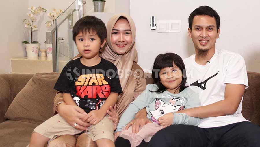 Pebulu tangkis Indonesia, Mohammad Ahsan, bersama istri dan dua anaknya, King Arsakha Ahsan dan Chayra Maritza Ahsan. - INDOSPORT